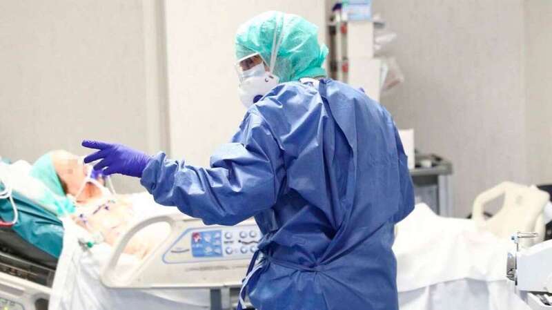 Atención a un enfermo de Covid-19 en un hospital (Foto Multimedia)